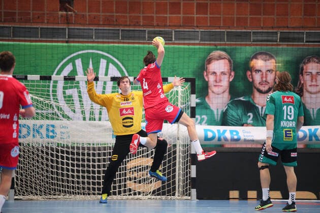 Bjarki Mar Elisson (TBV Lemgo Lippe 4) gegen Malte Semisch (TSV GWD Minden 16)(Tor) GER, Handball, 1. Bundesliga, TSV GWD Minden gegen TBV Lemgo Lippe, 29.09.2019 Minden Copyright: xEIBNER JanxStrohdiekx EP_JSK
