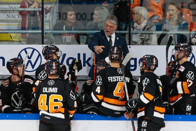 29.09.2019, xtgx, Eishockey DEL, Grizzlys Wolfsburg - Augsburger Panther emspor, v.l. Pat Cortina (Wolfsburg, Trainer) gibt Anweisungen, gestikuliert mit den Armen, gesticulate, gives instructions Wolfsburg