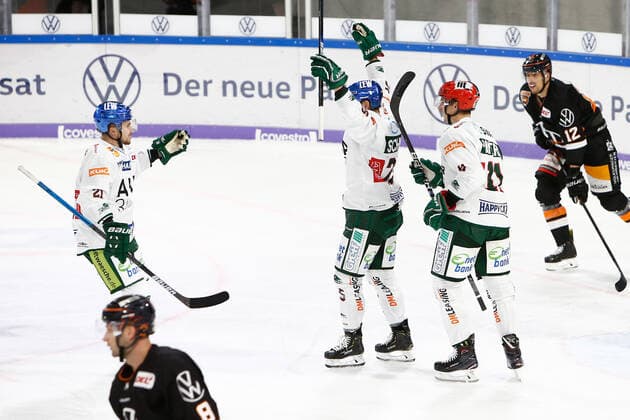 29.09.2019, xtgx, Eishockey DEL, Grizzlys Wolfsburg - Augsburger Panther emspor, v.l. Daniel Schmoelz (Augsburg, 25) Jubel, Torjubel, jubelt über das Tor, celebrate the goal, celebration Wolfsburg