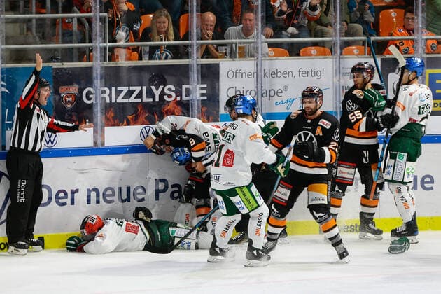 29.09.2019, xtgx, Eishockey DEL, Grizzlys Wolfsburg - Augsburger Panther emspor, v.l. Sahir Gill (Augsburg, 29) schlaegt auf Jeff Likens (Wolfsburg, 9) ein, nachdem dieser Adam Payerl (Augsburg, 11) gefoult hat Wolfsburg