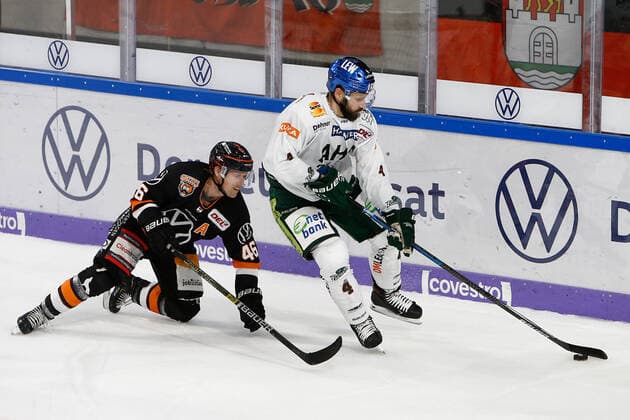 29.09.2019, xtgx, Eishockey DEL, Grizzlys Wolfsburg - Augsburger Panther emspor, v.l. Mathis Olimb (Wolfsburg, 46), Henry Haase (Augsburg, 4) Wolfsburg