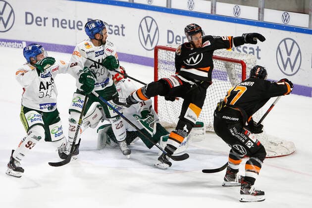 29.09.2019, xtgx, Eishockey DEL, Grizzlys Wolfsburg - Augsburger Panther emspor, v.l. Ryan Button (Wolfsburg, 55) erzielt im Fallen das Tor zum 2:3, schießt Tor, Torschütze, erzielt Tor, Treffer, scores the goal Wolfsburg