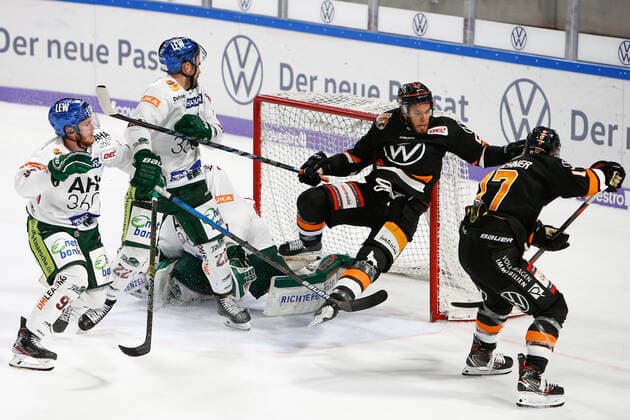 29.09.2019, xtgx, Eishockey DEL, Grizzlys Wolfsburg - Augsburger Panther emspor, v.l. Ryan Button (Wolfsburg, 55) erzielt im Fallen das Tor zum 2:3, schießt Tor, Torschütze, erzielt Tor, Treffer, scores the goal Wolfsburg