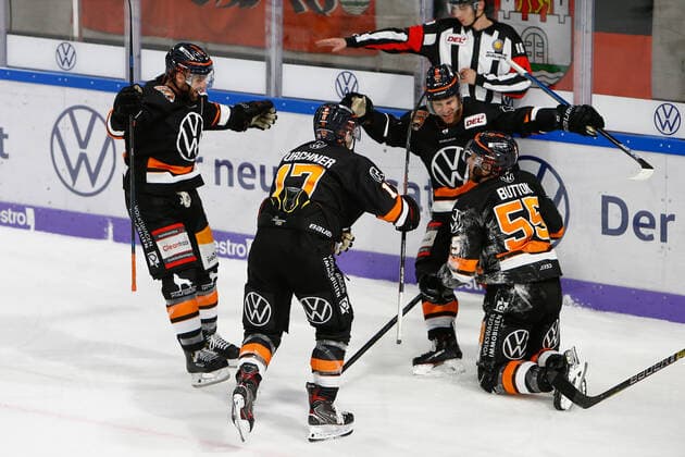 29.09.2019, xtgx, Eishockey DEL, Grizzlys Wolfsburg - Augsburger Panther emspor, v.l. Wolfsburg nach Tor zum 2:3 durch Ryan Button (Wolfsburg, 55) Jubel, Torjubel, jubelt über das Tor, celebrate the goal, celebration Wolfsburg