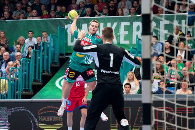 Minden, Deutschland 29.09.2019: 1. Handball-Bundesliga - 2019 2020 - GWD Minden vs. TBV Lemgo Lippe (L-R) Mats Korte (Minden), Piotr Wyszomirski (Lemgo) Minden Nordrhein-Westfalen Deutschland Kampa-Halle