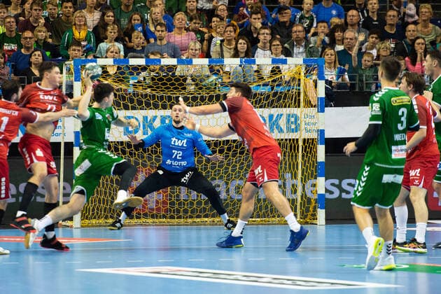 v.l. Hans Lindberg 18 - Fuechse, Stefan Hanemann - Eulen, Gegentor, Fuechse Berlin vs Eulen Ludwigshafen, 29.09.19, GER, Berlin, 29.09.19, HBL, Fuechse Berlin vs Eulen Ludwigshafen Berlin Copyright: xEIBNER UwexKochx EP_ukh