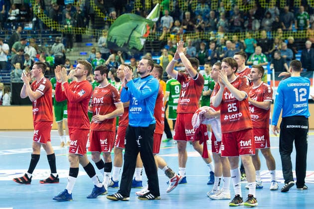 Sport Bilder des Tages Team der Eulen nach dem Spiel, Fuechse Berlin vs Eulen Ludwigshafen, 29.09.19, GER, Berlin, 29.09.19, HBL, Fuechse Berlin vs Eulen Ludwigshafen Berlin Copyright: xEIBNER UwexKochx EP_ukh