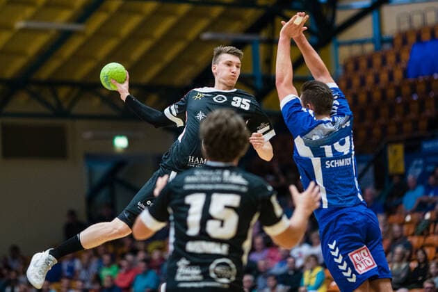 Jan-Ove Litzenroth ( 35 HSG Ostsee Nordhorn), Alexander Mendle ( 15 HSG Ostsee Nordhorn), Daniel Schmidt ( 19 Dessau-Rosslauer HV 06) waehrend der Begegnung in der 3. Liga Handball (Herren) - Saison 2019-2020 zwischen Dessau-Rosslauer HV 06 und HSG Ostsee Nordhorn N G in der Anhalt Arena am 29. September 2019 in Dessau-Rosslau, Sachsen Anhalt, Deutschland