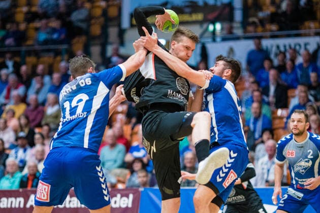 (vlr) Daniel Schmidt ( 19 Dessau-Rosslauer HV 06), Jan-Ove Litzenroth ( 35 HSG Ostsee Nordhorn), Lennert Gliese ( 23 Dessau-Rosslauer HV 06) waehrend der Begegnung in der 3. Liga Handball (Herren) - Saison 2019-2020 zwischen Dessau-Rosslauer HV 06 und HSG Ostsee Nordhorn N G in der Anhalt Arena am 29. September 2019 in Dessau-Rosslau, Sachsen Anhalt, Deutschland