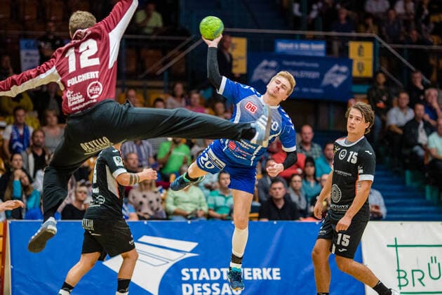 Jonas Hoenicke ( 20 Dessau-Rosslauer HV 06), Max Folchert ( 12 HSG Ostsee Nordhorn), Alexander Mendle ( 15 HSG Ostsee Nordhorn) waehrend der Begegnung in der 3. Liga Handball (Herren) - Saison 2019-2020 zwischen Dessau-Rosslauer HV 06 und HSG Ostsee Nordhorn N G in der Anhalt Arena am 29. September 2019 in Dessau-Rosslau, Sachsen Anhalt, Deutschland