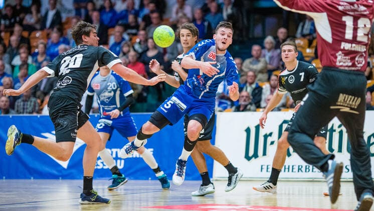 Timo Löser ( 5 Dessau-Rosslauer HV 06) beim Wurf auf das Tor von Max Folchert ( 12 HSG Ostsee Nordhorn) waehrend der Begegnung in der 3. Liga Handball (Herren) - Saison 2019-2020 zwischen Dessau-Rosslauer HV 06 und HSG Ostsee Nordhorn N G in der Anhalt Arena am 29. September 2019 in Dessau-Rosslau, Sachsen Anhalt, Deutschland