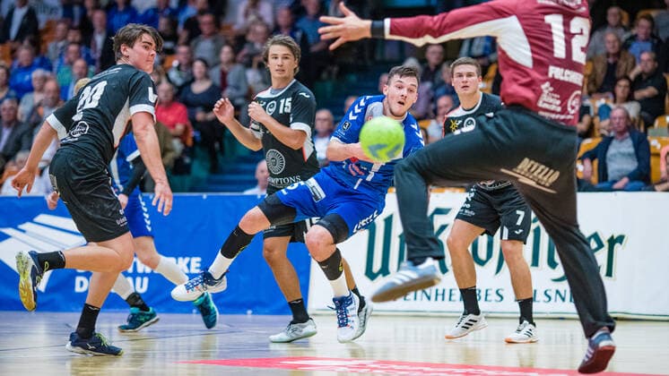Timo Löser ( 5 Dessau-Rosslauer HV 06) beim Wurf auf das Tor von Max Folchert ( 12 HSG Ostsee Nordhorn) waehrend der Begegnung in der 3. Liga Handball (Herren) - Saison 2019-2020 zwischen Dessau-Rosslauer HV 06 und HSG Ostsee Nordhorn N G in der Anhalt Arena am 29. September 2019 in Dessau-Rosslau, Sachsen Anhalt, Deutschland