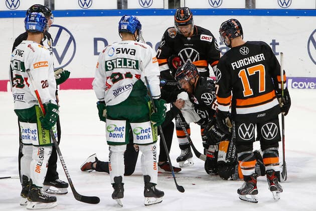29.09.2019, xtgx, Eishockey DEL, Grizzlys Wolfsburg - Augsburger Panther emspor, v.l. Ryan Button (Wolfsburg, 55) verletzt, blutet im Gesicht Wolfsburg