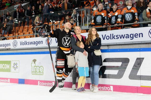 29.09.2019, xtgx, Eishockey DEL, Grizzlys Wolfsburg - Augsburger Panther emspor, v.l. Sebastian Furchner (Wolfsburg, 17) und seine Familie, waehrend auf der Anzeigetafel Glueckwuensche ehemaliger Mitspieler angezeigt werden Wolfsburg