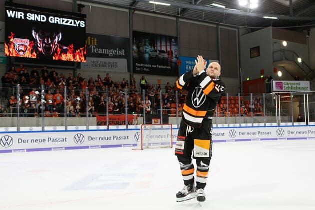 29.09.2019, xtgx, Eishockey DEL, Grizzlys Wolfsburg - Augsburger Panther emspor, v.l. Sebastian Furchner (Wolfsburg, 17) bedankt sich bei den Fans Wolfsburg