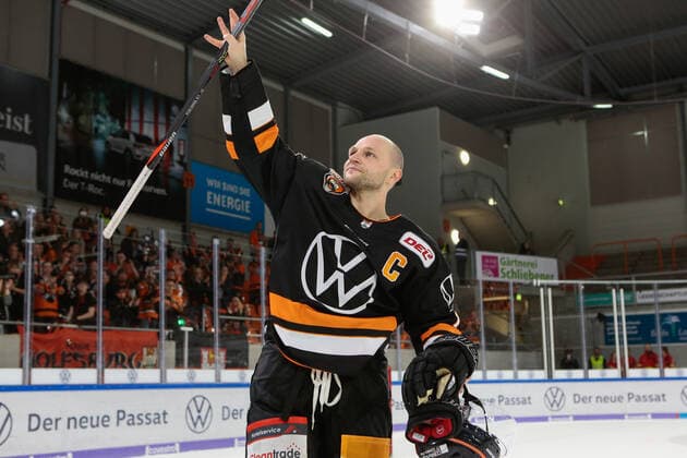 29.09.2019, xtgx, Eishockey DEL, Grizzlys Wolfsburg - Augsburger Panther emspor, v.l. Sebastian Furchner (Wolfsburg, 17) bedankt sich bei den Fans Wolfsburg