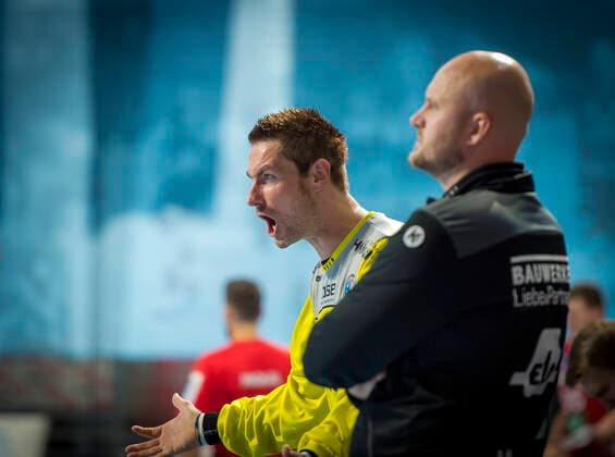 29.09.2019 - Handball - 1. Bundesliga DKB HBL - Saison 2019 2020 - 07. Spieltag: HC Erlangen Metropolregion Nürnberg HCE - HSG Nordhorn-Lingen - OGo - Carsten Lichtlein (1, HC Erlangen HCE ) gestikuliert Geste Adalsteinn Eyjolfsson (Trainer HC Erlangen HCE )
