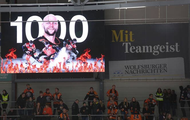 Grizzlys vs Augsburg Eishockey, DEL, Grizzlys Wolfsburg vs Augsburg Panther, Eis Arena Wolfsburg, Bild zeigt: 1000 Spiele Anzeige für Sebastian Furchner Wolfsburg
