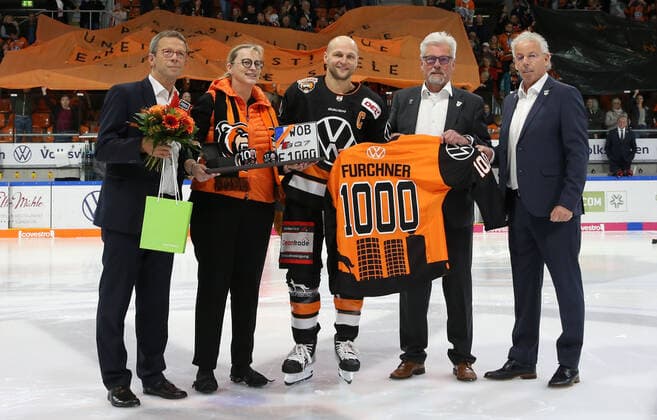Grizzlys vs Augsburg Eishockey, DEL, Grizzlys Wolfsburg vs Augsburg Panther, Eis Arena Wolfsburg, Bild zeigt: Ehrung für Sebastian Furchner: von links: Oberbürgermeister Klaus Mohrs, Hiltrud Werner, Sebastian Furchner, Rainer Schumacher, Karl-Heinz Fliegauf. Wolfsburg
