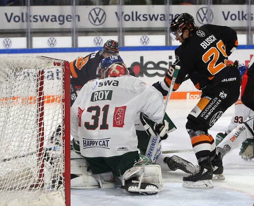 Grizzlys vs Augsburg Eishockey, DEL, Grizzlys Wolfsburg vs Augsburg Panther, Eis Arena Wolfsburg, Bild zeigt: Valentin Busch (Wob, 29) Wolfsburg