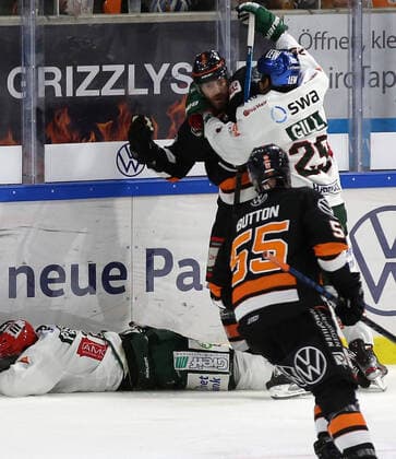 Grizzlys vs Augsburg Eishockey, DEL, Grizzlys Wolfsburg vs Augsburg Panther, Eis Arena Wolfsburg, Bild zeigt: Jeff Likens (Wob, 9) in Rangelei Wolfsburg