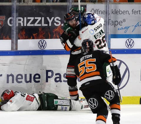 Grizzlys vs Augsburg Eishockey, DEL, Grizzlys Wolfsburg vs Augsburg Panther, Eis Arena Wolfsburg, Bild zeigt: Jeff Likens (Wob, 9) in Rangelei Wolfsburg