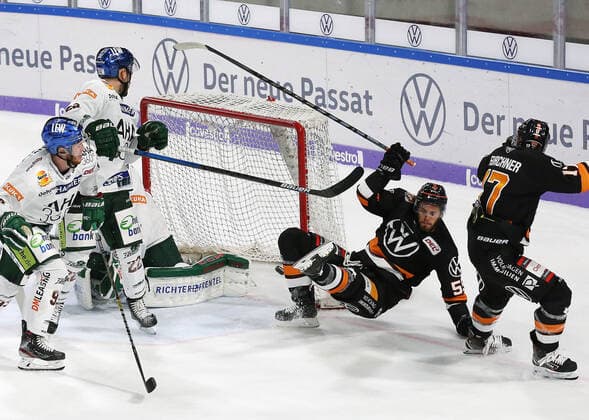 Grizzlys vs Augsburg Eishockey, DEL, Grizzlys Wolfsburg vs Augsburg Panther, Eis Arena Wolfsburg, Bild zeigt: Ryan Button (Wob, 55) erzielt in dieser Szene das Tor zum 2:3 für Wolfsburg. Wolfsburg