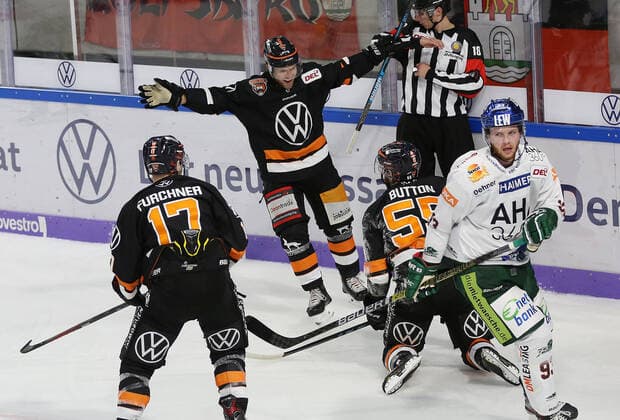 Grizzlys vs Augsburg Eishockey, DEL, Grizzlys Wolfsburg vs Augsburg Panther, Eis Arena Wolfsburg, Bild zeigt: Jubel über das Tor zum 2:3 durch Ryan Button (Wob, 55) Wolfsburg