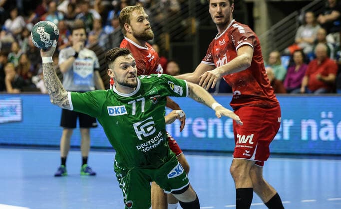 29.09.2019, Handball, 1.Bundesliga, 7.Spieltag, Füchse Berlin - Die Eulen Ludwigshafen, Max-Schmeling-Halle. Berlins Johan Koch (l) wirft den Ball auf das Tor. Handball - 1.Bundesliga - Füchse Berlin - Die Eulen Ludwigshafen