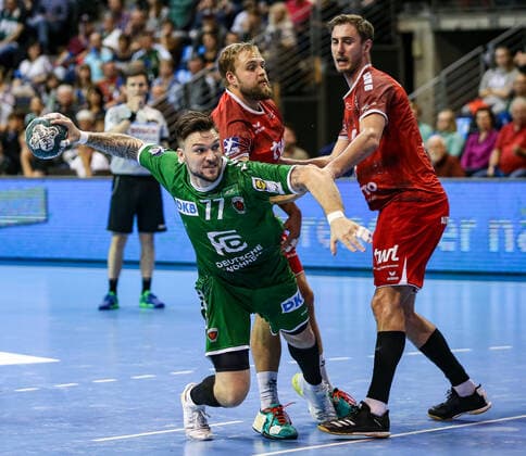 29.09.2019, Handball, 1.Bundesliga, 7.Spieltag, Füchse Berlin - Die Eulen Ludwigshafen, Max-Schmeling-Halle. Berlins Johan Koch (l) wirft den Ball auf das Tor. Handball - 1.Bundesliga - Füchse Berlin - Die Eulen Ludwigshafen