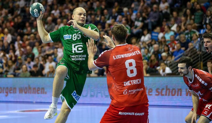 29.09.2019, Handball, 1.Bundesliga, 7.Spieltag, Füchse Berlin - Die Eulen Ludwigshafen, Max-Schmeling-Halle. Berlins Paul Drux (l) wirft den Ball auf das Tor. Handball - 1.Bundesliga - Füchse Berlin - Die Eulen Ludwigshafen