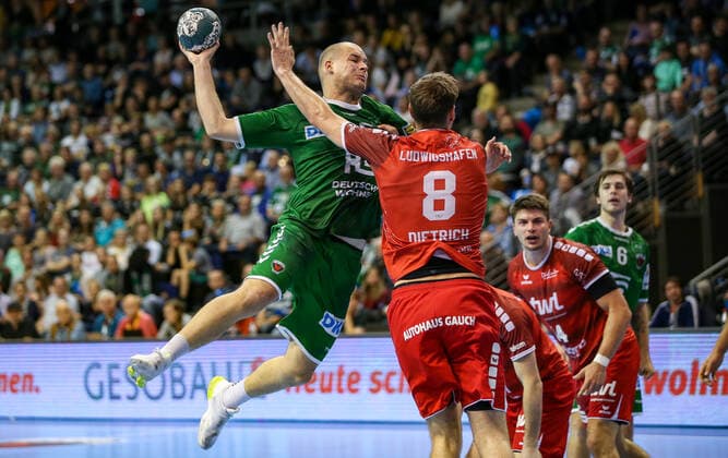 29.09.2019, Handball, 1.Bundesliga, 7.Spieltag, Füchse Berlin - Die Eulen Ludwigshafen, Max-Schmeling-Halle. Berlins Paul Drux (l) setzt sich gegen Gunnar Dietrich von den Eulen Ludwigshafen durch. Handball - 1.Bundesliga - Füchse Berlin - Die Eulen Ludwigshafen