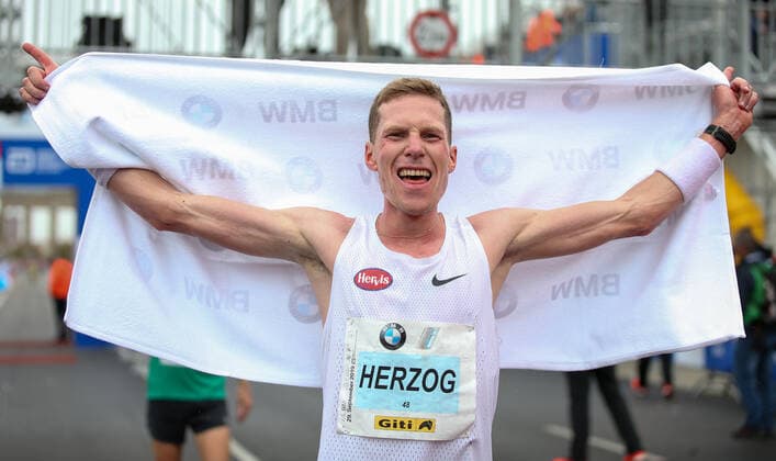 Bilder des Jahres 2019, Sport 09 September Sport Themen der Woche KW39 Sport Bilder des Tages Berlin Marathon, Peter Herzog qualifiziert sich für Olympia 2020 Peter Herzog (AUS) sichert sich Olympiateilnahme 2020 und läuft persönliche Bestzeit von 2:10:57 Stunden beim BMW Berlin Marathon 2019 auf Straße des 17. Juni in Berlin am 29.09.19 BMW Berlin Marathon 2019 *** Peter Herzog AUS secures Olympic participation 2020 and runs personal best time of 2 10 57 hours at the BMW Berlin Marathon 2019 on Straße des 17 June in Berlin on 29 09 19 BMW Berlin Marathon 2019