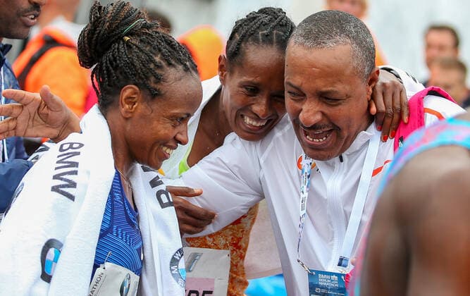 Siegerin Ashete Bekere (ETH) (M) umarmt Zweitplatzierte Mare Dibaba (ETH) (l) beim BMW Berlin Marathon 2019 auf Straße des 17. Juni in Berlin am 29.09.19 BMW Berlin Marathon 2019