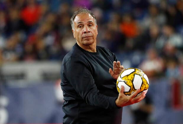 MLS, Fussball Herren, USA New York City FC at New England Revolution, Sep 29, 2019; Foxborough, MA, USA; New England Revolution coach Bruce Arena fields a ball during the second half of a victory over the New York City FC at Gillette Stadium. Mandatory Credit: Winslow Townson-USA TODAY Sports Sipa USA AAP Image NO ARCHIVING, EDITORIAL USE ONLY, NO USE IN BOOKS WITHOUT CONSENT Foxborough MA United States  Copyright: xUSAxTODAYxNetworkx 20190930001423264095