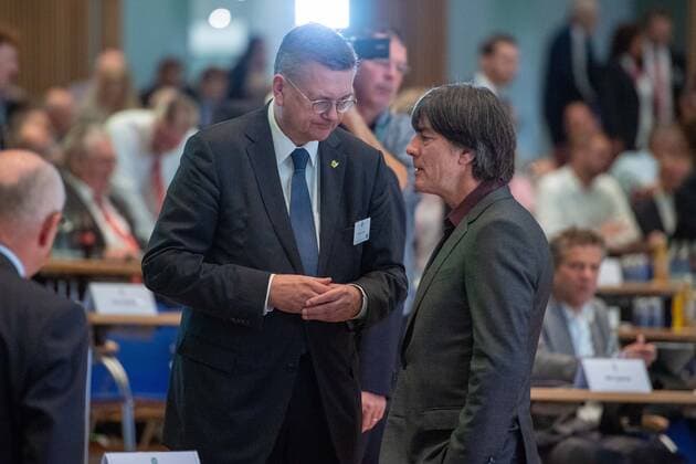 Reinhard Dieter GRINDEL (li., ehem. DFB-Praesident) redet mit Joachim LOEW (Löw, Jogi, Trainer GER), redet, redend, spricht, sprechend, halbe Figur, Halbfigur, 43.Ordentlicher DFB-Bundestag am 27.09.2019 in Frankfurt Deutschland. Â
