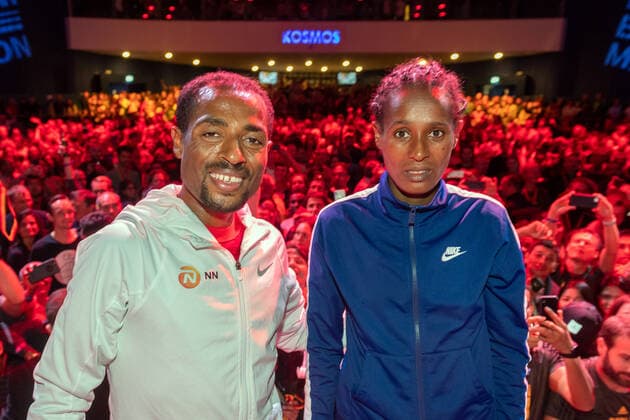 Leichtathletik Berlin 29.09.2019 46. BMW Berlin Marathon der Läufer Siegerehrung im Cosmos Club Party Ashete Bekere (ETH) Siegerin Faruen re. Benenisa Bekele (ETH) Sieger Männer