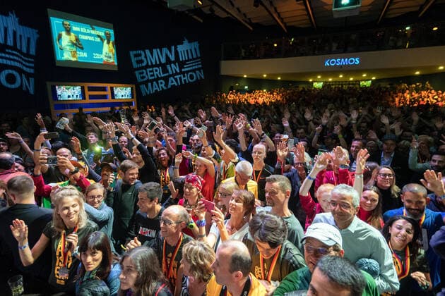 Leichtathletik Berlin 29.09.2019 46. BMW Berlin Marathon der Läufer Siegerehrung im Cosmos Club Party