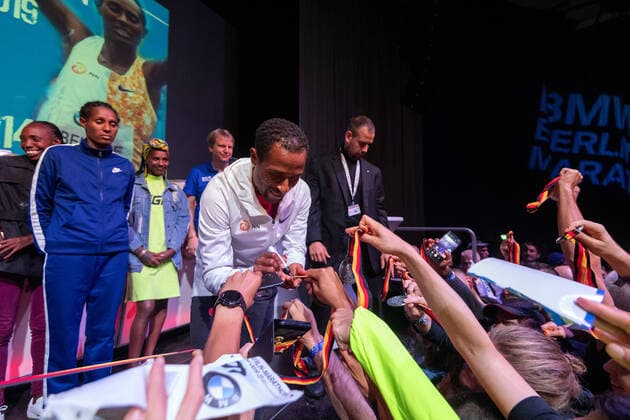 Leichtathletik Berlin 29.09.2019 46. BMW Berlin Marathon der Läufer Siegerehrung im Cosmos Club Party Benenisa Bekele (ETH) Sieger Männer