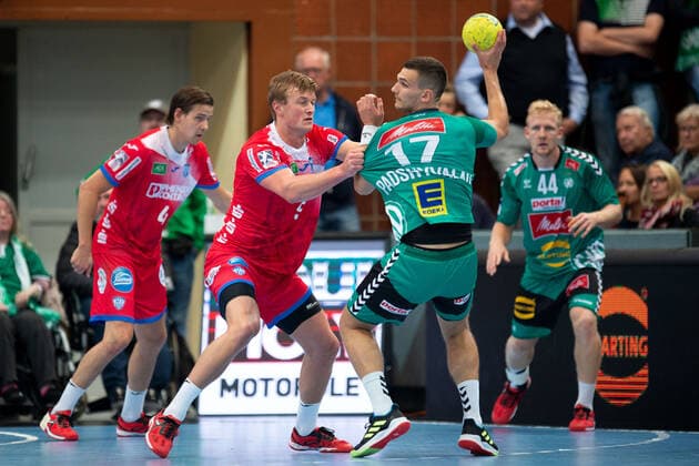 Minden, Deutschland 29.09.2019: 1. Handball-Bundesliga - 2019 2020 - GWD Minden vs. TBV Lemgo Lippe (L-R) Jonathan Carlsbogard (Lemgo), Aliaksandr Padshyvalau (Minden) Minden Nordrhein-Westfalen Deutschland Kampa-Halle
