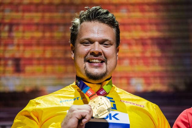191001 Daniel Stahl of Sweden celebrates with his gold medal at the medal ceremony for the men?s discus throw final during day 5 of the IAAF World Athletics Championships on October 1, 2019 in Doha. Photo: Joel Marklund BILDBYRAN kod JM 88037 BBENG athletics track & field friidrott friidrett IAAF World Athletics Championships Athletics World Championship, WM, Weltmeisterschaft VM friidrotts-VM friidretts-VM discus throw diskos diskus sverige medaljceremoni guld guldmedalj Copyright: JOELxMARKLUND BB191001JM052