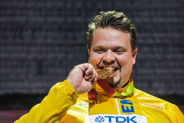 Sport Bilder des Tages 191001 Daniel Stahl of Sweden celebrates with his gold medal at the medal ceremony for the men?s discus throw final during day 5 of the IAAF World Athletics Championships on October 1, 2019 in Doha. Photo: Joel Marklund BILDBYRAN kod JM 88037 BBENG athletics track & field friidrott friidrett IAAF World Athletics Championships Athletics World Championship, WM, Weltmeisterschaft VM friidrotts-VM friidretts-VM discus throw diskos diskus sverige medaljceremoni guld guldmedalj Copyright: JOELxMARKLUND BB191001JM053