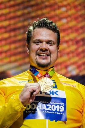191001 Daniel Stahl of Sweden celebrates with his gold medal at the medal ceremony for the men?s discus throw final during day 5 of the IAAF World Athletics Championships on October 1, 2019 in Doha. Photo: Joel Marklund BILDBYRAN kod JM 88037 BBENG athletics track & field friidrott friidrett IAAF World Athletics Championships Athletics World Championship, WM, Weltmeisterschaft VM friidrotts-VM friidretts-VM discus throw diskos diskus sverige medaljceremoni guld guldmedalj Copyright: JOELxMARKLUND BB191001JM055