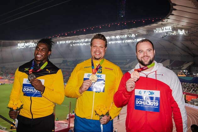 191001 Fedrick Dacres of Jamaica, Daniel Stahl of Sweden and Lukas Weisshaidinger of Austria pose with their medals at the medal ceremony for the men?s discus throw final during day 5 of the IAAF World Athletics Championships on October 1, 2019 in Doha. Photo: Joel Marklund BILDBYRAN kod JM 88037 BBENG athletics track & field friidrott friidrett IAAF World Athletics Championships Athletics World Championship, WM, Weltmeisterschaft VM friidrotts-VM friidretts-VM discus throw diskos diskus sverige medaljceremoni guld guldmedalj Copyright: JOELxMARKLUND BB191001JM056