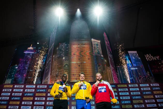 191001 Fedrick Dacres of Jamaica, Daniel Stahl of Sweden and Lukas Weisshaidinger of Austria pose with their medals at the medal ceremony for the men?s discus throw final during day 5 of the IAAF World Athletics Championships on October 1, 2019 in Doha. Photo: Joel Marklund BILDBYRAN kod JM 88037 BBENG athletics track & field friidrott friidrett IAAF World Athletics Championships Athletics World Championship, WM, Weltmeisterschaft VM friidrotts-VM friidretts-VM discus throw diskos diskus sverige medaljceremoni guld guldmedalj Copyright: JOELxMARKLUND BB191001JM061