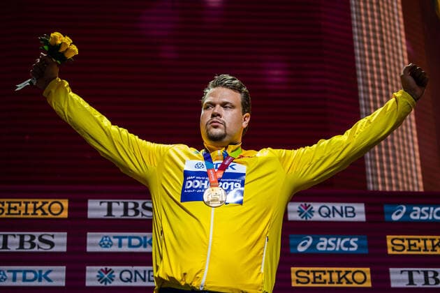 191001 Daniel Stahl of Sweden celebrates his first place at the medal ceremony for the men?s discus throw final during day 5 of the IAAF World Athletics Championships on October 1, 2019 in Doha. Photo: Joel Marklund BILDBYRAN kod JM 88037 BBENG athletics track & field friidrott friidrett IAAF World Athletics Championships Athletics World Championship, WM, Weltmeisterschaft VM friidrotts-VM friidretts-VM discus throw diskos diskus sverige medaljceremoni Copyright: JOELxMARKLUND BB191001JM062