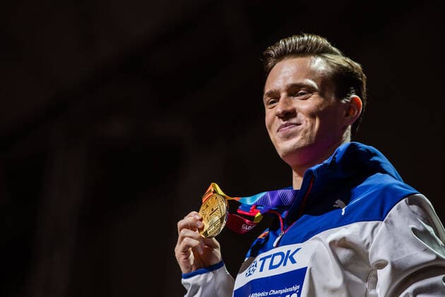 Sport Bilder des Tages 191001 Karsten Warholm of Norway celebrates with his gold medal at the medal ceremony after the men s 400m hurdles final during day 5 of the IAAF World Athletics Championships on October 1, 2019 in Doha. Photo: Vegard Wivestad Grott BILDBYRAN kod VG 170404 bbeng athletics track & field friidrott friidrett iaaf world athletics championships athletics World Championship, WM, Weltmeisterschaft vm friidrotts-vm friidretts-vm häck jubel norge Copyright: VEGARDxWIVESTADxGRoTT BB191001VG035
