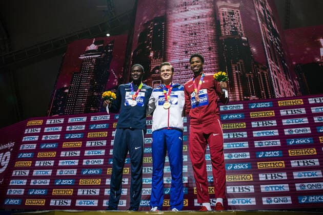 191001 Karsten Warholm of Norway celebrates with his gold medal at the medal ceremony after the men s 400m hurdles final during day 5 of the IAAF World Athletics Championships on October 1, 2019 in Doha. Photo: Vegard Wivestad Grott BILDBYRAN kod VG 170404 bbeng athletics track & field friidrott friidrett iaaf world athletics championships athletics World Championship, WM, Weltmeisterschaft vm friidrotts-vm friidretts-vm häck jubel norge Copyright: VEGARDxWIVESTADxGRoTT BB191001VG038