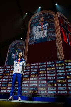 191001 Karsten Warholm of Norway celebrates with his gold medal at the medal ceremony after the men s 400m hurdles final during day 5 of the IAAF World Athletics Championships on October 1, 2019 in Doha. Photo: Vegard Wivestad Grott BILDBYRAN kod VG 170404 bbeng athletics track & field friidrott friidrett iaaf world athletics championships athletics World Championship, WM, Weltmeisterschaft vm friidrotts-vm friidretts-vm häck jubel norge Copyright: VEGARDxWIVESTADxGRoTT BB191001VG040