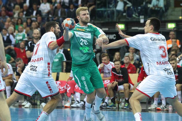 DHB-Pokal, SC DHfK Leipzig vs. MT Melsungen, 01.10.19 Handball, Saison 2019 2020, DHB-Pokal, Achtelfinale: SC DHfK Leipzig vs. MT Melsungen am 01.10.19 in der Arena Leipzig. Im Bild: Philipp WEBER ( 20, SC DHfK Leipzig) gegen Felix DANNER ( 17, Melsungen) und Marino MARIC ( 3, Melsungen) Copyright: xBEAUTIFULxSPORTS JanxKaeferx